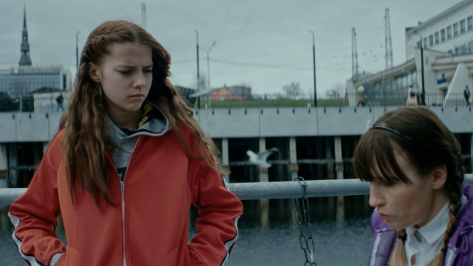 Kadrs no filmas "Māsas" (2022)