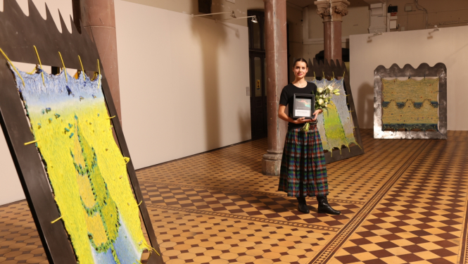 "SEB stipendijas glezniecībā 2024" galvenās balvas saņēmēja Madara Freidenfelde, LMA Glezniecības specialitātes Maģistra programmas 1. kursa studente, foto: Didzis Grodzs
