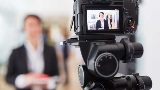 Žurnālists kameras ekrānā