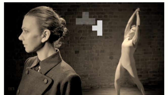 Divas sievietes uz skatuves