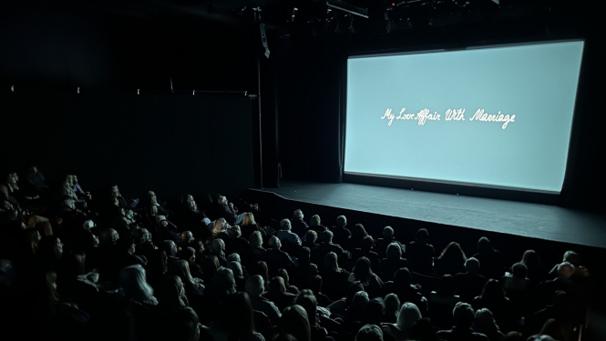 Kinozāle ar skatītājiem