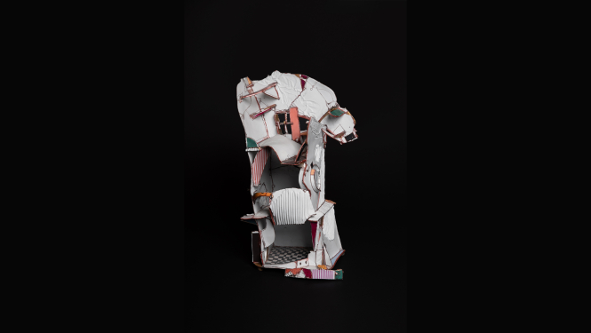 Pēteris Martinsons Jautrais nams (1998). Porcelāns, daļēji glazēts, virsglazūra, gāzes dedzinājums. 46,5 x 29 x 22 cm. Daugavpils Marka Rotko mākslas centra kolekcija.