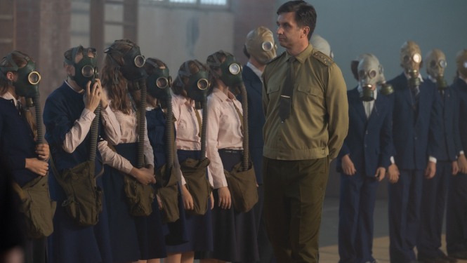 Skolēni filmā ar gāzmaskām