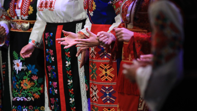 Sievietes tautastērpos