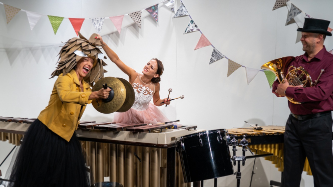 Aktrise Karīna Tatarinova kopā ar orķestra mūziķiem – sitaminstrumentālisti Martu Kauliņu-Pelnēnu un mežradznieku Ingu Novicānu