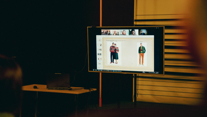 Maketa nodošanas Čehova teātrī, izrādes tērpu skices datora monitorā