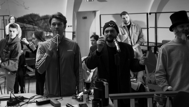 Publicitātes foto no izrādes “Vecās dāmas vizīte” mēģinājuma