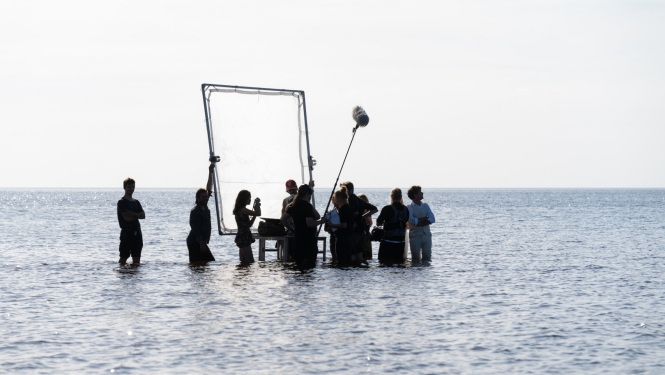 Filmēšanas komanda jūrā