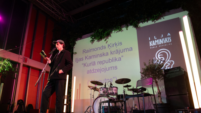 Dzejnieks uz skatuves