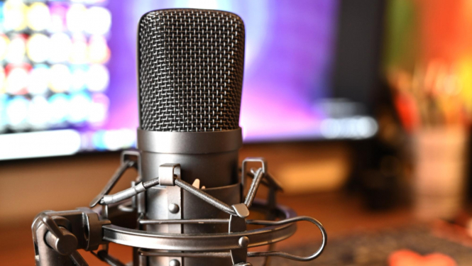Mikrofons mediju studijā