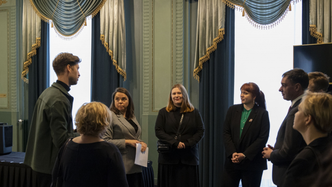 Septiņi cilvēki sapulcē