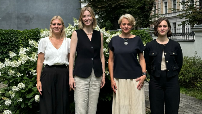 Četras sievietes pagalmā