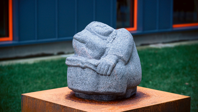 Jauna pastāvīgā āra tēlniecības ekspozīcija “Mītpoētiskie tēli” pie Muzeju krātuves. Rīga, 2021. Foto: Otto Strazds