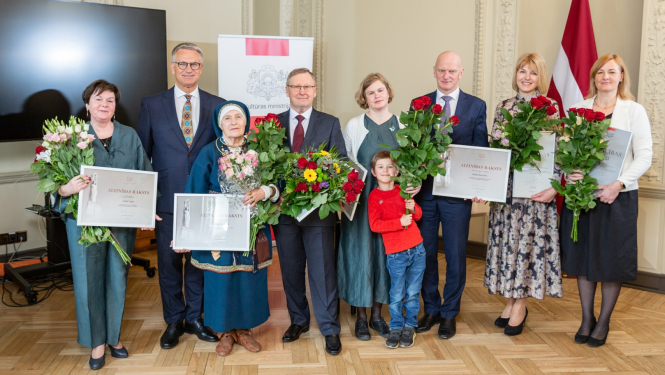 Kultūras ministrs ar Ministru kabineta un Kultūras ministrijas Atzinības rakstu saņēmējiem