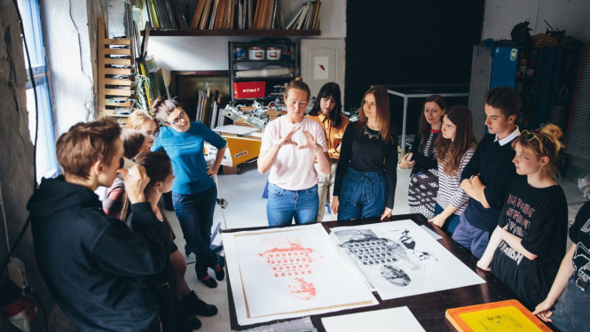 Mākslas muzeju Jauniešu kluba dalībnieki 2020.–2021. gadā. Publicitātes foto