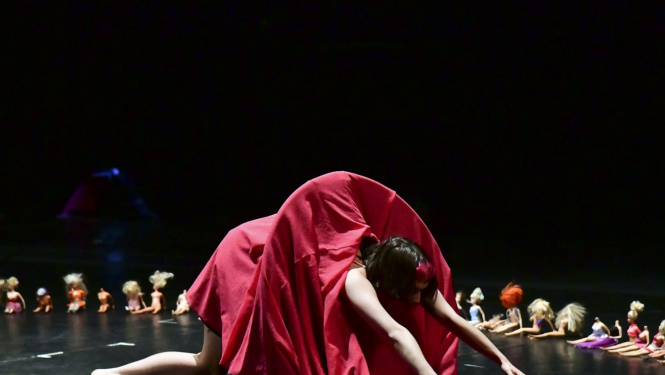 Cirka mākslinieks uz skatuves