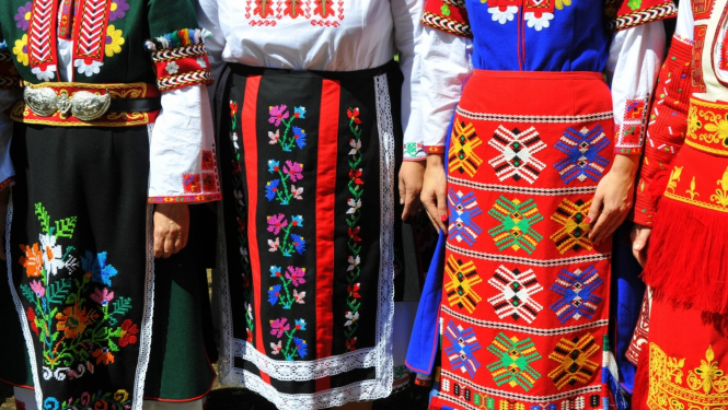 Sievietes rakstainos etnogrāfiskajos svārkos