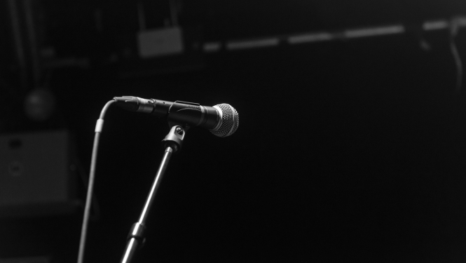 Mikrofons uz tukšas skatuves