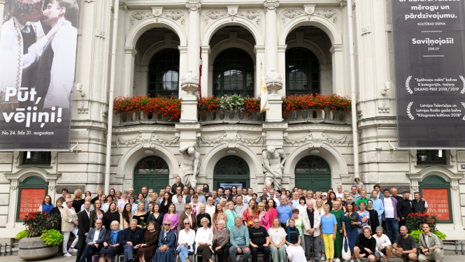 Teātra kolektīvs pie teātra ēkas