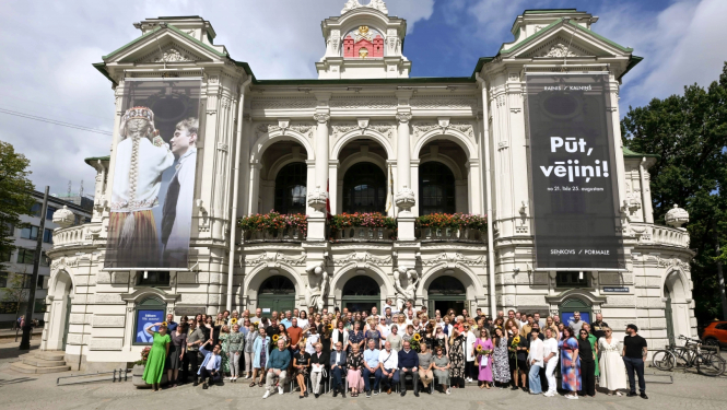 Latvijas Nacionālā teātra kolektīvs 106. sezonu iesākot pie Nacionālā teātra ēkas, foto: Kristaps Kalns