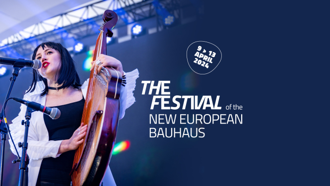 Dziedātāja pie mikrofona