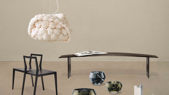 galds, krēsls, lampa