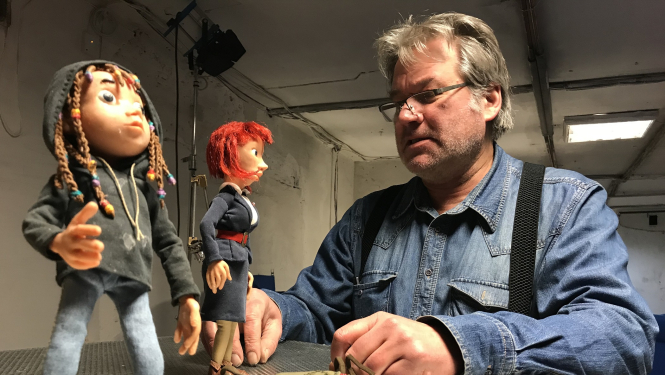 Nils Skapāns ar savas pēdējās filmas „Diendusa” varoņiem – Antoniju un viņas mammu (VFS Films fotoarhīvs)