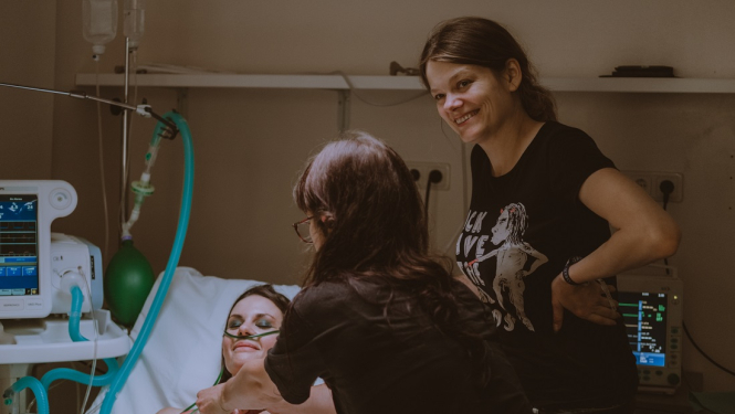 Režisore un aktrise filmēšanas laukumā