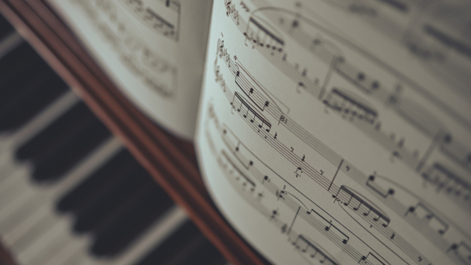 Nošu lapas uz klavierēm