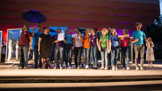 Ogres teātris, saņemot pirmo Līvijas Akurāteres balvu, XIV Latvijas amatierteātru salidojumā Alūksnē, 2019. gadā.