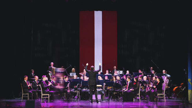 Orķestris "Rīga" un diriģents Valdis Butāns valsts svētkos, foto: Jānis Porietis