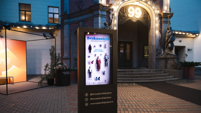 Kinoteātra ieeja ar filmas plakātu