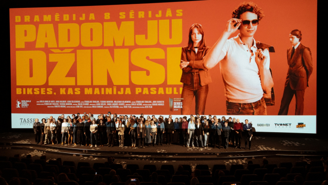 Seriāla “Padomju džinsi” komanda uz skatuves pirmizrādes seansā, foto: Andrejs Strokins