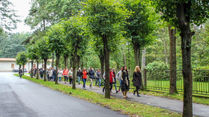 Cilvēki dodas pārgājienā