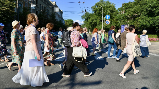 Cilveki pastaigā pilsētvidē