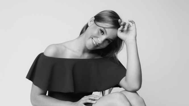 Dziedātāja, JVLMA studente Paula Saija.