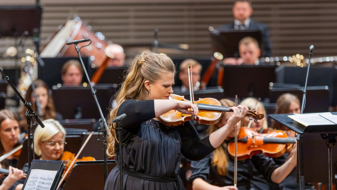 Liepājas Simfoniskais orķestris un vijolniece Paula Šūmane