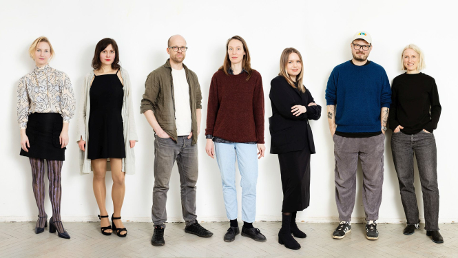 Purvīša balvas 2023 kandidāti: Evelīna Deičmane, Ance Eikena, Kristaps Epners, Daiga Grantiņa, Darja Meļņikova, Kaspars Groševs un Evita Vasiļjeva. Foto: Kristīne Madjare