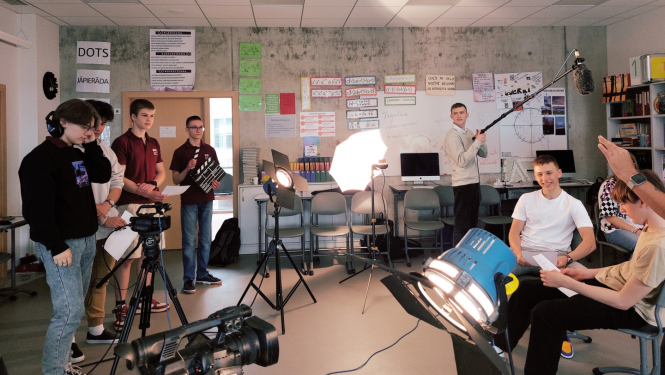 Skolēni filmu veidošanas darbnīcā