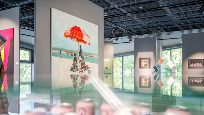 Izstāžu zāle ar eksponātiem