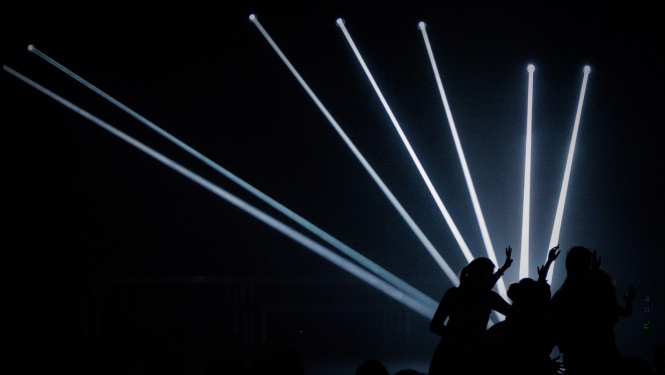 Dejotāji uz skatuves