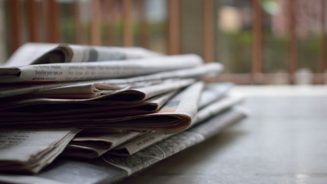 Preses izdevumi uz galda