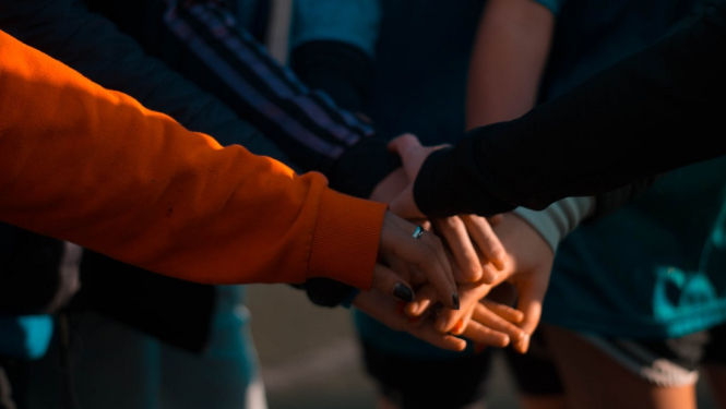 Cilvēku grupa tikšanās laikā