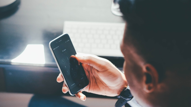 Vīrietis ar telefonu