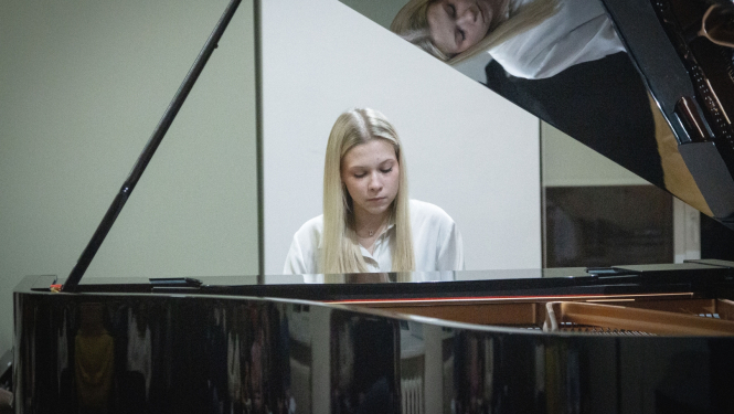 Pianiste pie klavierēm