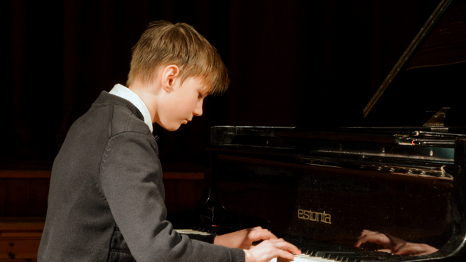 Zēns pie klavierēm