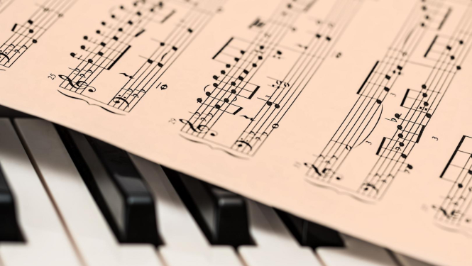 klavieres un nošu lapas