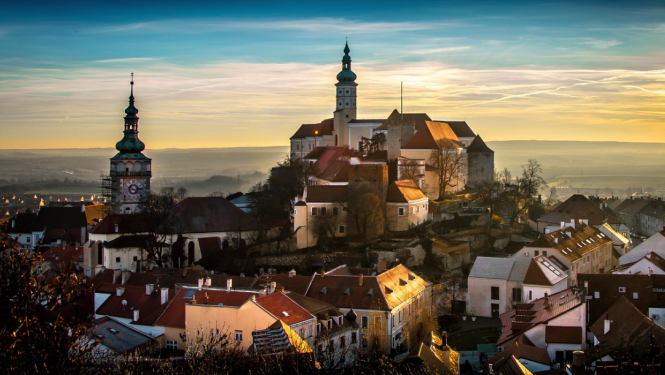 Pilsētas ainava naksnīgā apgaismojumā