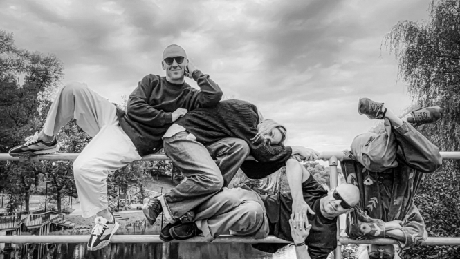 Četri laikmetīgās dejas dejotāji pilsētvidē