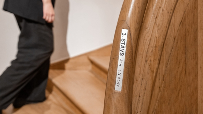 Taktilie apzīmējumi uz kāpņu margām